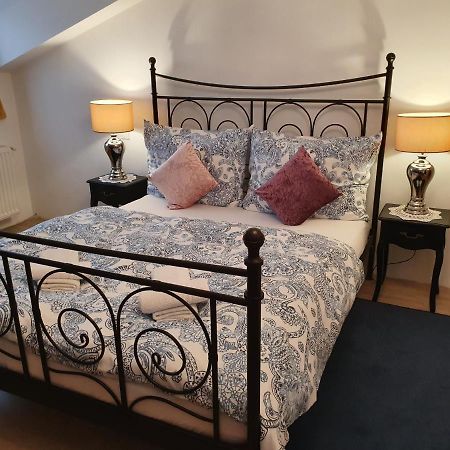 Karmelita Boutique Apartman Шопрон Екстер'єр фото