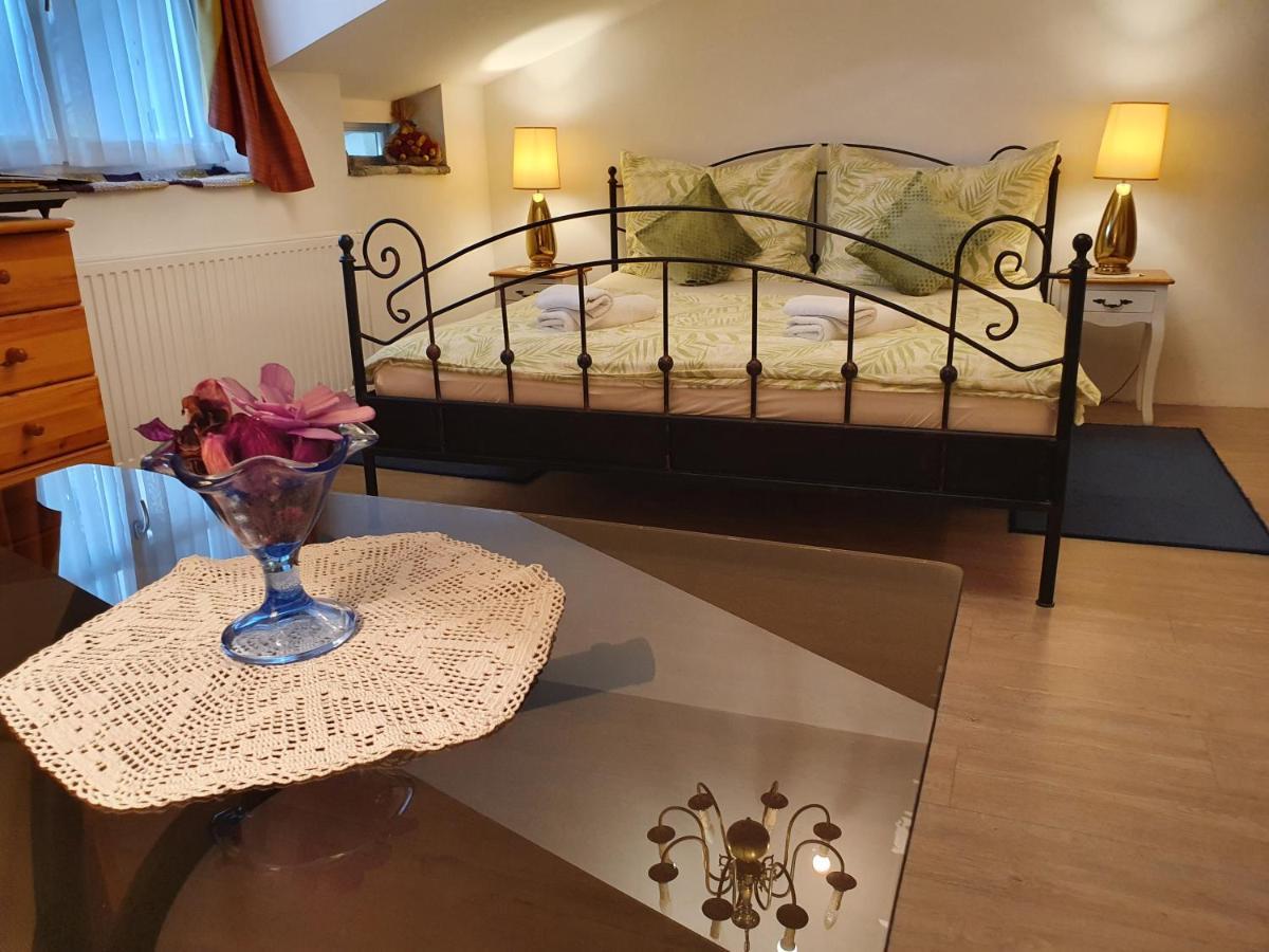 Karmelita Boutique Apartman Шопрон Екстер'єр фото