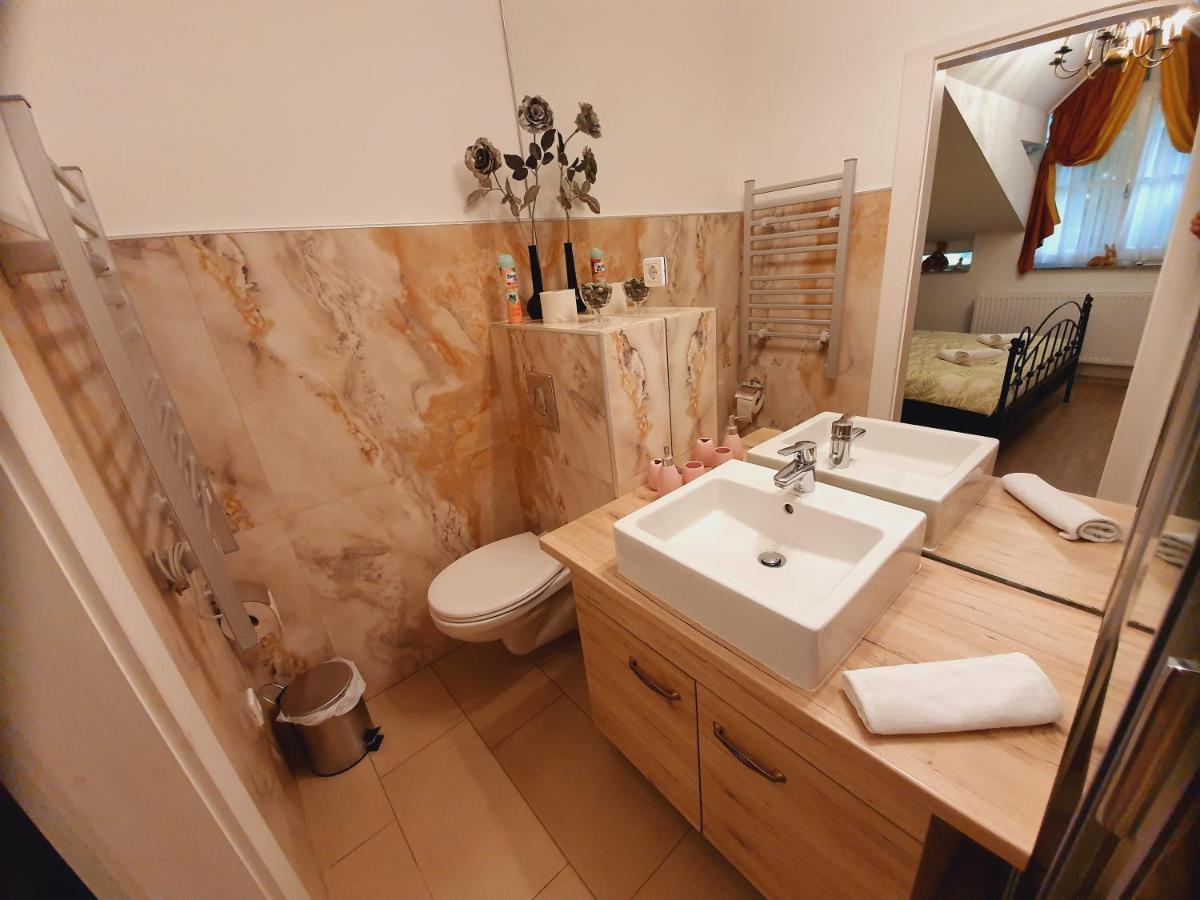 Karmelita Boutique Apartman Шопрон Екстер'єр фото