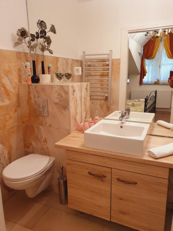 Karmelita Boutique Apartman Шопрон Екстер'єр фото