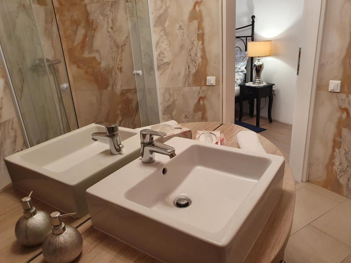Karmelita Boutique Apartman Шопрон Екстер'єр фото